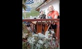 Á, zasloužené krmení na prvním kopci.